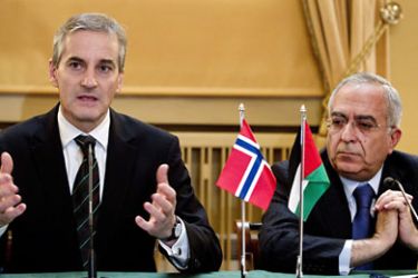 Oslo, Oslo, NORWAY : Palestinian Prime Minister Salam Fayyad (R) and Norwegian Minister of Foreign Affairs Jonas Gahr Store give a press conference in Oslo on November 24, 2011. AFP PHOTO