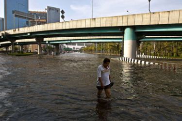 A man walks through floodwaters on the edge of central Bangkok on November 6, 2011. Bangkok's well-protected centre is only at risk of "minor" flooding, the Thai premier said, as the deluge closed in on the metropolis, inundating roads and threatening several subway stations.