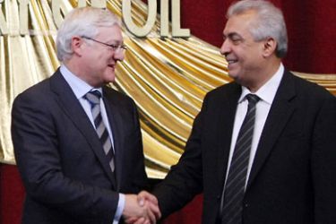 Shell CEO Peter Voser (L) shakes hands with Iraqi Oil Minister Abdulkarim al-Luaybi during the contract signing ceremony for the founding of Basra Gas Company in Baghdad on November 27, 2011. Iraq finalised a $17-billion joint venture deal with Shell and Mitsubishi to capture and process gas from its southern oil fields, at a ceremony at the oil ministry.