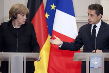 epa03025206 French President Nicolas Sarkozy (R) and German Chancellor Angela Merkel (L) attend a press conference after meeting to discuss the eurozone crisis at the Elysee Palace in Paris, France, 05 December 2011.