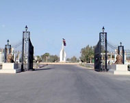 بوابة مخيم أشرف لمجاهدي خلق بالعراق(الجزيرة) 