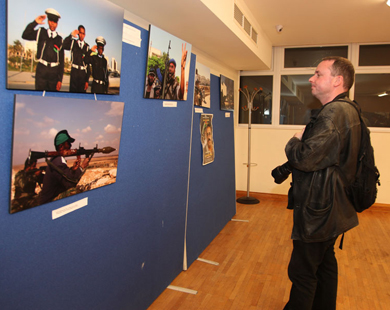 زائر للمعرض يتأمل عددا من اللوحات