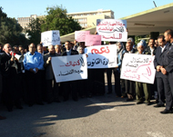 المتظاهرون انتقلوا من مقر الاحتجاج بمجمع المحاكم إلى باحة رئاسة الوزراء (الجزيرة نت) 