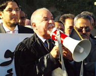 الناشط الحقوقي ضو المنصوري يخطب في الاحتجاج (الجزيرة نت)