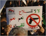 من مظاهرة سابقة لسكان طرابلس تطالب بإنهاء فوضى السلاح وخروج الثوار القادمين من مدن أخرى (الجزيرة نت)