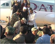 القرضاوي أثناء وصوله والوفد المرافق له إلى بنغازي (الجزيرة)