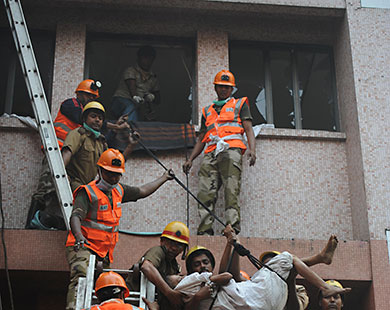 رجال الإنقاذ يحاولون إنقاذ المرضى في المستشفى الذي شب به الحريق (الفرنسية)