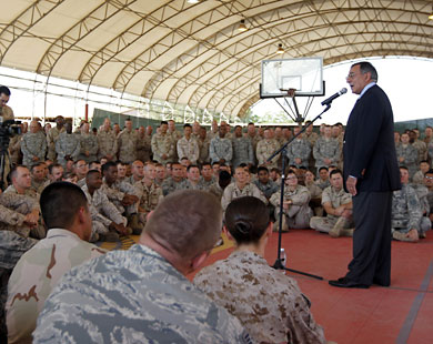 بانيتا يتحدث للجنود الأميركيين في قاعدة كمب لومونييه (الفرنسية)