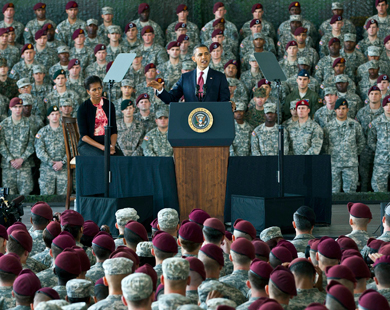 أوباما أثناء كلمته في قاعدة فورت براغ بولاية كارولينا الشمالية (رويترز)