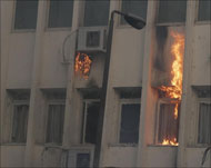 حرائق متعددة في المباني القريبة من مقر مجلس الوزراء (الجزيرة)