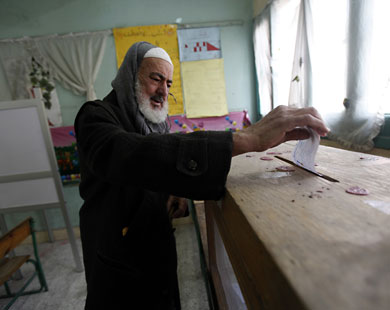 تقليص مدة انتخابات مجلس الشورى يسرع تسليم السلطة للمدنيين (رويترز)