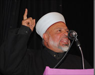 الشيخ تيسير التميمي أثناء إلقاء كلمته (الجزيرة نت)