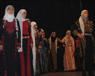 عرض للأزياء الشعبية خلال المهرجان (الجزيرة نت)