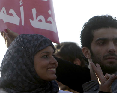صاحبة الدعوى سميرة إبراهيم تلوح بعلامة النصر في مظاهرة بميدان التحرير (رويترز)