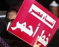 سيدات كثر شاركن في مظاهرات تندد بتعامل المجلس العسكري مع نساء مصر (رويترز)