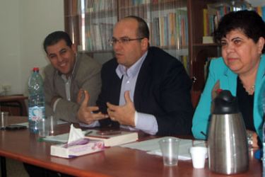 جانب من الطاولة المستديرة وفيها من اليمين دكتورة هالة اسبانيولي والبروفسور محمد أمارة والباحث حسام أبو بكر