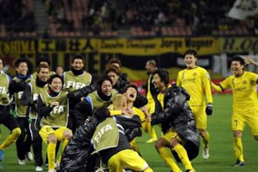 epa03031010 Kashiwa Reysol forward Ryohei Hayashi (C) celebrates rising his fist after he scored the winning goal