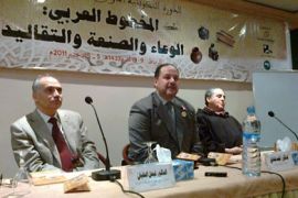 الدكتور أحمد عبادي في الوسط وعلى يمينه الدكتور فيصل الحفيان وعلى يساره الدكتور احمد شوقي