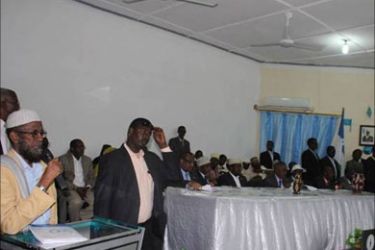 مسؤولو الأطراف الصومالية في المنصة الرئيسية بقاعة الاجتماع