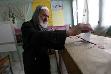 A man casts his vote during the second round of parliamentary run-off elections at Imbaba in Giza, on the outskirts of Cairo December 21, 2011Reuters