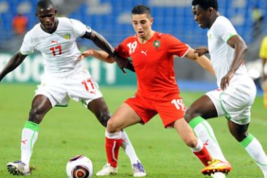 ف-Senegalese Khassim Soumar (c) andYounes Itri (L) challenge Moroccan Lotfi Obilla (R) during Senegal vs Morocco