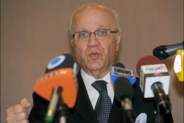 afp : Algerian Foreign Minister Mourad Medelci holds a press conference following talks with his Palestinian counterpart in Algiers on December 29, 2011. AFP PHOTO / FAROUK BATICHE