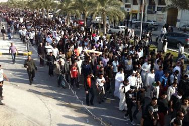 مسيرة التشييع قبل أن تتحول لمواجهات مع الأمن - ‎جرحى خلال إستمرار المظاهرات بالبحرين - حسن محفوظ