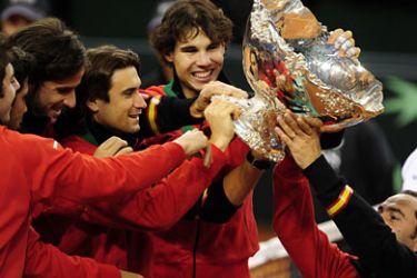 ف-(From L) Spain's Marcelo Granollers, Feliciano Lopez, David Ferrer, Rafael Nadal and captain Albert Costa celebrate