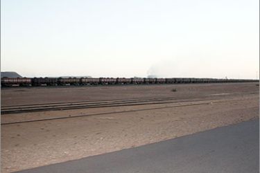 من قطار الحديد الذي ينقل مئات الأطنان من خامات الحديد يوميا من مدينة ازويرات إلى مدينة نواذيبو