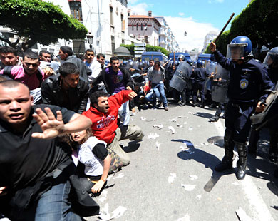  اشتباكات في مايو/ أيار 2011 بين الشرطة ومحتجين بالجزائر العاصمة (الفرنسية)