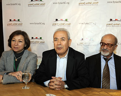 برهان غليون (وسط) أُعيد انتخابه رئيسا للمجلس الوطني السوري (الفرنسية-أرشيف)