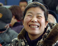 الابتسامة تعلو وجه إحدى المكفوفات في تفاعل مع وصف وانغ