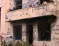 صورة مركز الأمن الذي تم إحراقه خلال الثورة العام الماضي (الجزيرة)