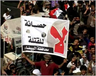 المتظاهرون عبروا عن رفضهممنح صالح وأعوانه حصانة قضائية (الجزيرة)