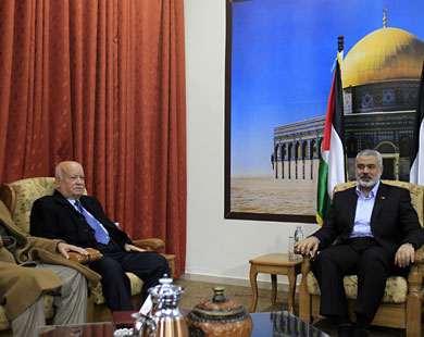 الأجواء الإيجابية في اجتماع هنية بوفدي حماس وفتح لم توقف التراشق الإعلامي بينهما (الفرنسية)