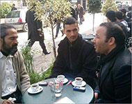 بن عبد الله مع أصدقائه في اتحاد أصحاب الشهادات العاطلين (الجزيرة نت)