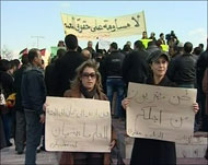 اعتصام المعلمين أمام مبنى رئاسة الوزراء في الأردن أمس الثلاثاء (الجزيرة نت)