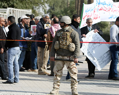 
بغداد شهدت مظاهرات تطالب المسؤولين الكرد بتسليم الهاشمي (الفرنسية)بغداد شهدت مظاهرات تطالب المسؤولين الكرد بتسليم الهاشمي (الفرنسية)
