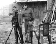  أشرف مشهراوي (يمين) خلال تصوير أحد أفلامه (الجزيرة نت)