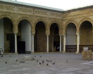 جامع الزيتونة استطاع أن يحتفظ باسمه منذ تأسيسه (الجزيرة نت)