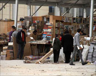 جانب من سور الأزبكية داخل معرض الكتاب بالقاهرة (الجزيرة نت)