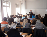 لغة التدريس بالمعهد هي الألمانية مع مواد لتدعيم مستوى الطلاب في العربية (الجزيرة نت)