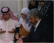 خالد مشعل (يمين) زار عمان لتشييع جثمان والده(الجزيرة)  