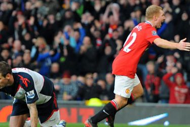 ف-Manchester United's English midfielder Paul Scholes (R) celebrates after scoring the opening goal during the English