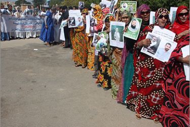 من الوقفة الاحتجاجية للحقوقيين وأهالي المعتقلين اليوم أمام القصر الرئاسي بانواكشوط.