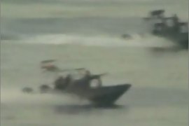 زوارق إيرانية تقترب من سفينة أمريكية بمضيق هرمز