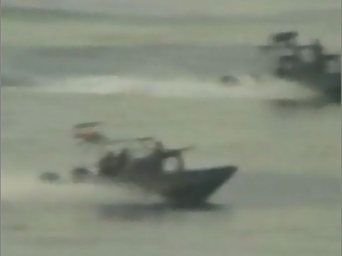 زوارق إيرانية تقترب من سفينة أمريكية بمضيق هرمز