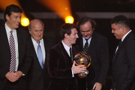092 - Zurich, Zürich, SWITZERLAND : Barcelona's Argentinian forward Lionel Messi (C) receives the FIFA Ballon d'Or award from UEFA president Michel Platini (2ndR) and former football player Ronaldo (R)