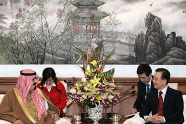 epa00621543 King Abdullah of Saudi Arabia (L) meets with Chinese Premier Wen Jiabao Hu Jintao (R) at the Diaoyuta