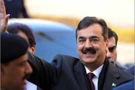 Pakistani Prime Minister Yousuf Raza Gilani waves as he arrives at the Supreme Court in Islamabad on January 19, 2012. Embattled Prime Minister Yousuf Raza Gilani appears before Pakistan's Supreme Court on January 19 to face contempt of court proceedings that could see him convicted and disqualified from office. AFP PHOTO / AAMIR QURESHI
